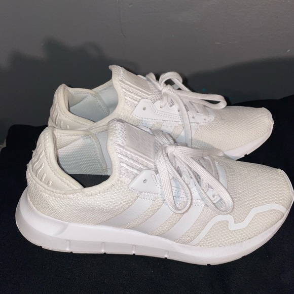 ADIDAS SWIFT RUNS - Picture 2 of 4